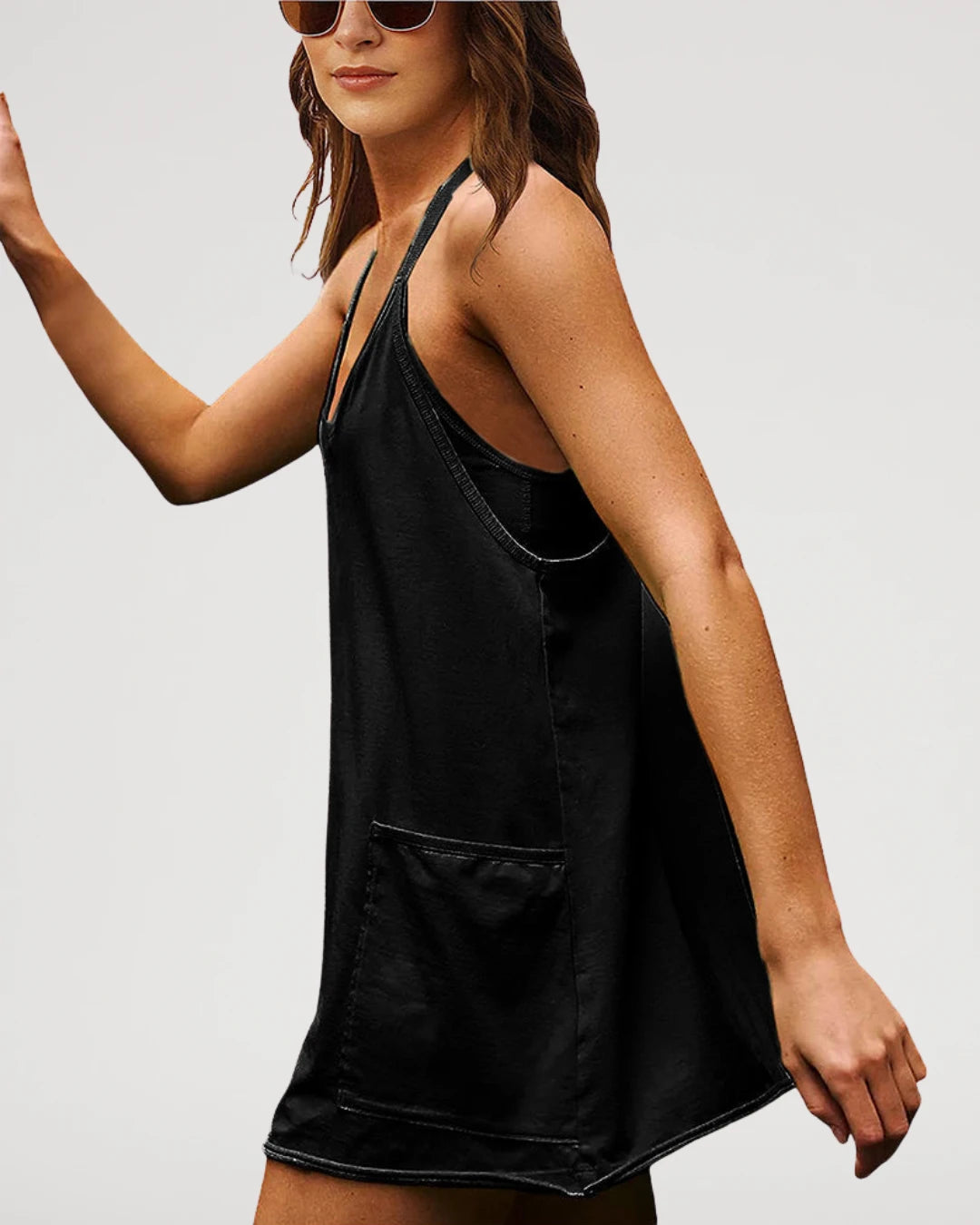 Robe courte de détente à encolure en V et fines bretelles