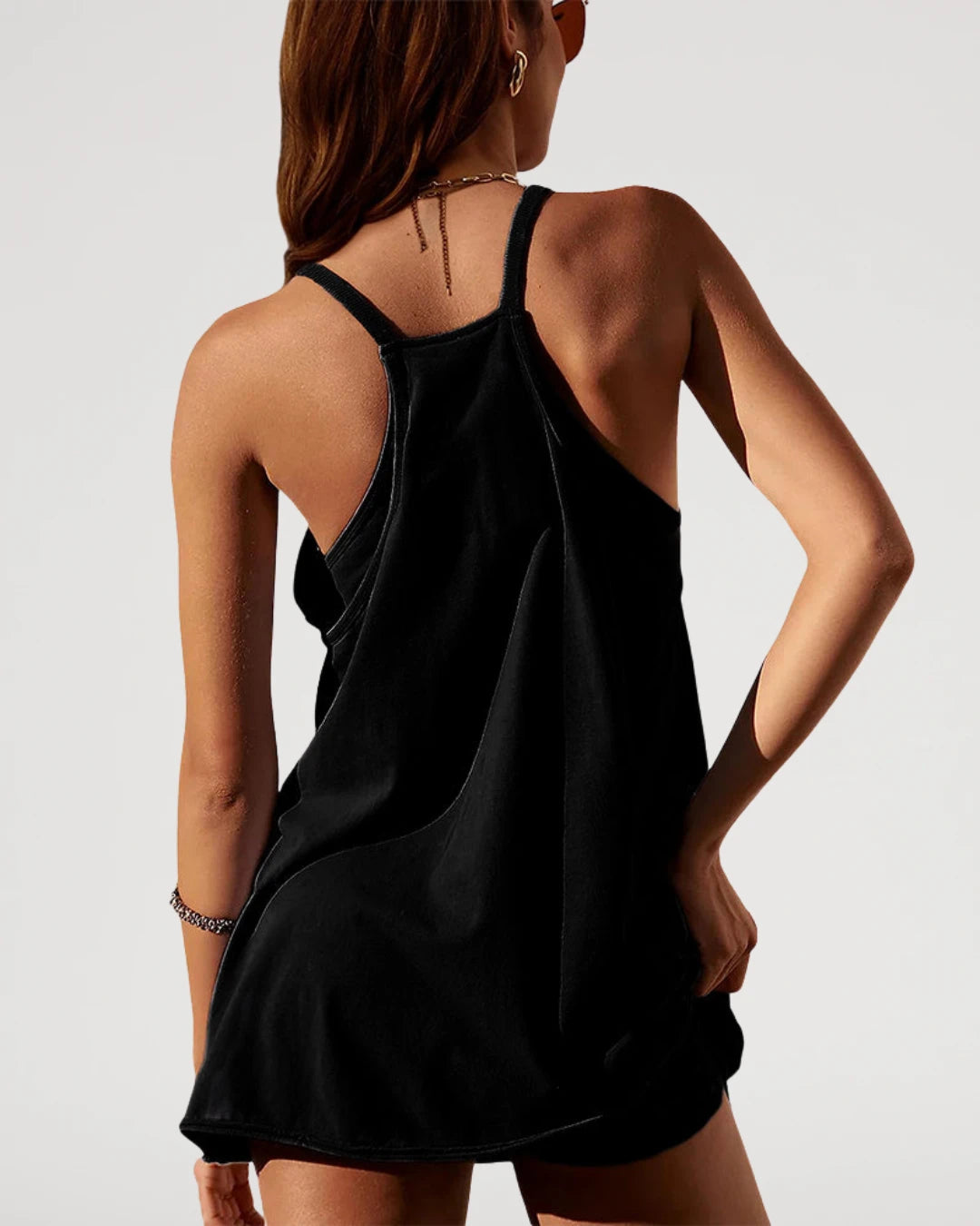 Robe courte de détente à encolure en V et fines bretelles