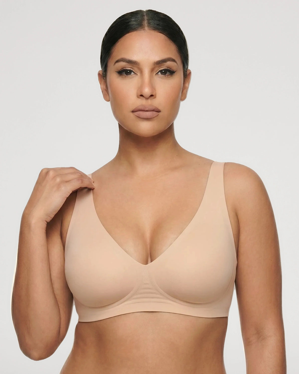 Close-up detail of the Seamless Wireless Plunge Push Up Jelly Bra design | LilyCurve