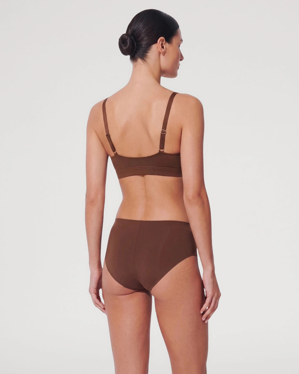 Back view with smooth everyday support | LilyCurve