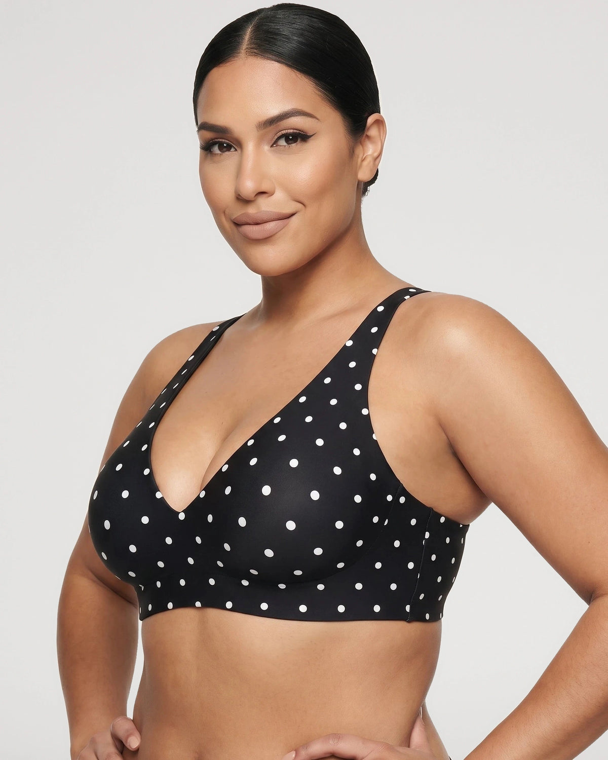 Front fit view of the Seamless Wireless Plunge Push Up Jelly Bra | LilyCurve